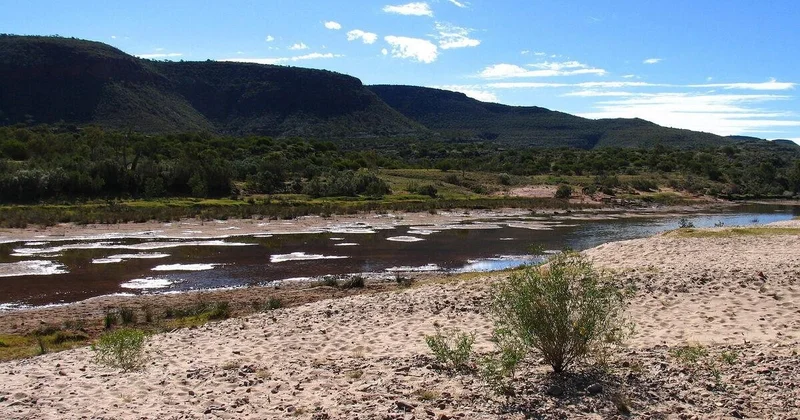 Где находится самая древняя река, которая течет уже сотни миллионов лет?