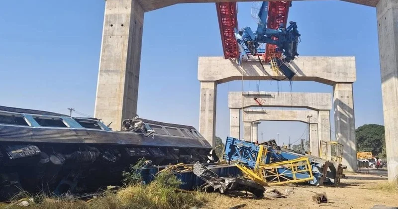 Tikinti kranı qatarın üzərinə düşdü Onlarla insan öldü (FOTO)