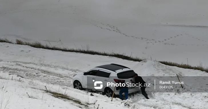 Сильный снегопад в северо западном регионе Азербайджана осложнил движение на дорогах