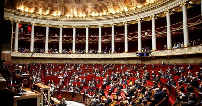Парламент Франции отклонил резолюцию о недоверии правительству