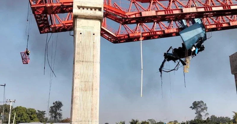 Строительный кран рухнул на поезд в Таиланде ФОТО ВИДЕО