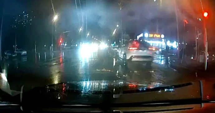 Qaranlıqda təhlükə saçan sürücü: İşıqforu görməzdən gəlib yolayrıcına girdi VİDEO