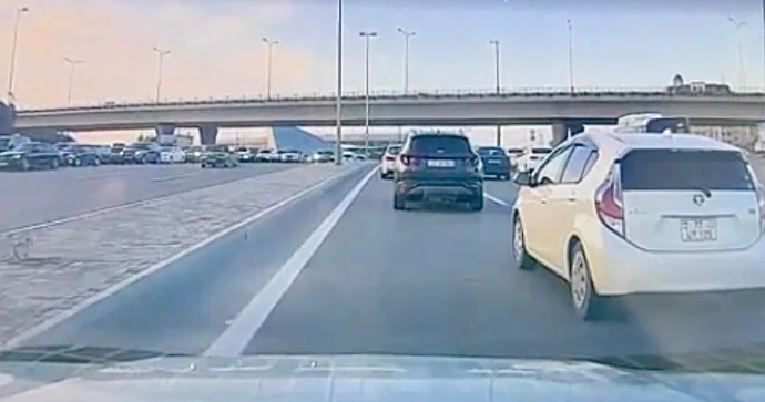 Güzgüyə baxmadan manevr edən sürücü qəza riski yaratdı VİDEO
