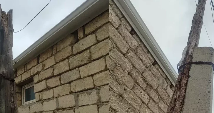 Жители абшеронского поселка бьют тревогу: ветхие электростолбы могут стать причиной трагедии