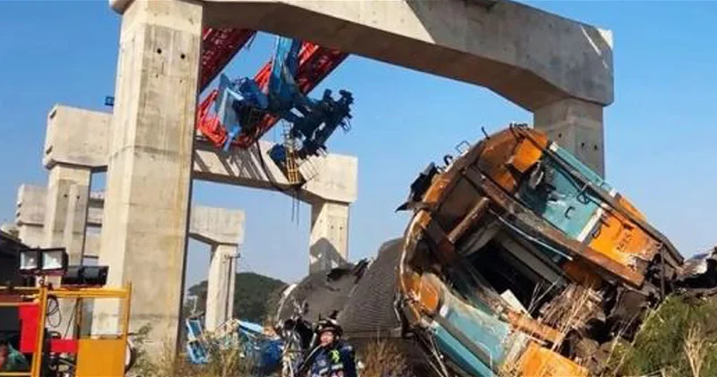 В Таиланде возросло число жертв обрушения строительного крана на поезд ФОТО ВИДЕО ОБНОВЛЕНО