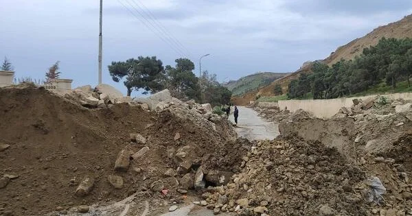 Şamaxı Qonaqkənd yolunda sürüşmə asfalt çökdü