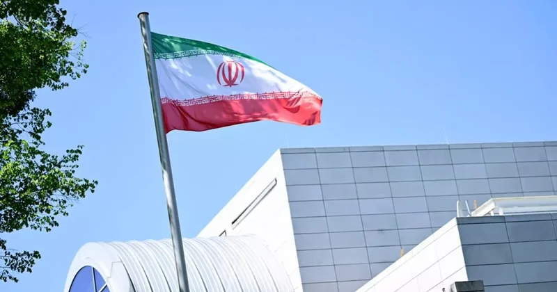 В Берлине задержали двух мужчин за попытку снять флаг Ирана с посольства