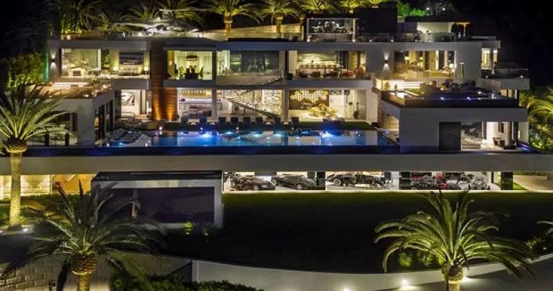 Dünyaca məşhur şəxsin malikanəsi ajiotaj yaratdı: Vanna otaqları qızıldandır