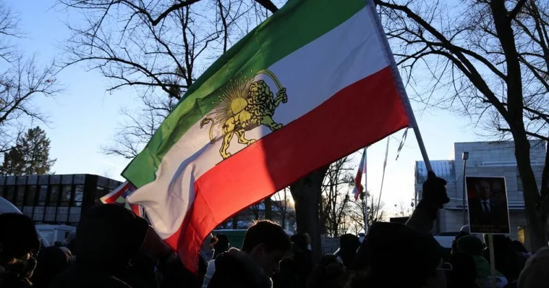 Daha bir səfirlikdə İran bayrağı endirildi