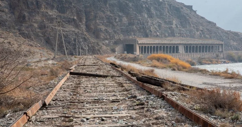 Naxçıvanda dəmir yolu xətti boyunca 10 stansiya yenidən qurulacaq