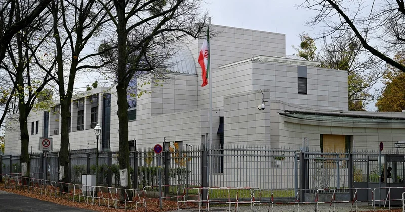 Etirazçılar Berlin səfirliyindəki İran bayrağını endirdilər VİDEO