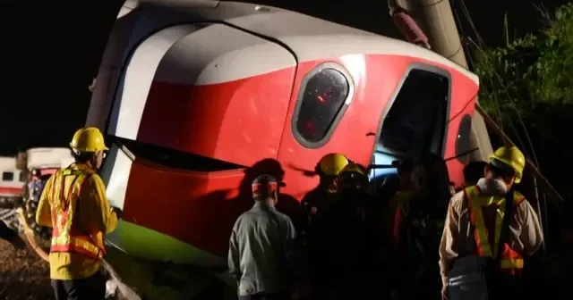 Трагедия в Таиланде: 22 погибших при падении крана на поезд, десятки человек заблокированы в вагонах