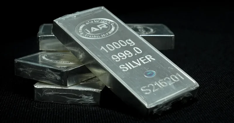 Gümüşün qiymətində yeni rekord mart füçerslərində tarixi maksimum hədd aşıldı