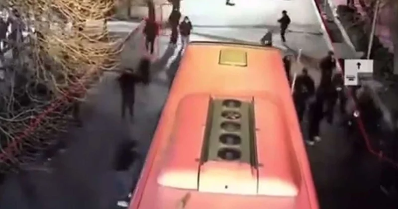 Etirazçılar polisə silah daşıyan avtobusa basqın etdi VİDEO