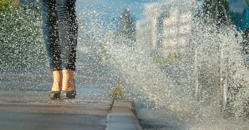 Дорожная полиция просит водителей не обливать пешеходов из луж Minval Politika