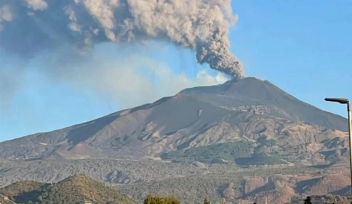 Etna dağında vulkanik püskürmə davam edir