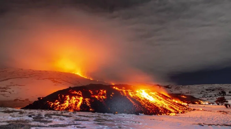 İtaliyanın Etna dağında lava axını davam edir