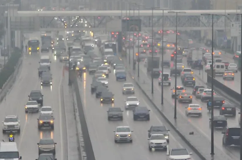 NİİM: Yağışda yol qəzalarının baş verməsi, nasaz avtomobillərin yolda qalması sıxlığa səbəb olub FOTO