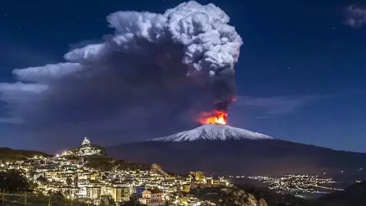 İtaliyadakı Etna dağı kül və lava püskürür