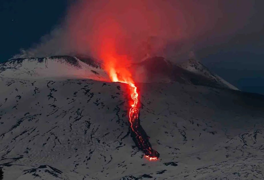 Etna vulkanında yenidən lava axını müşahidə olunub