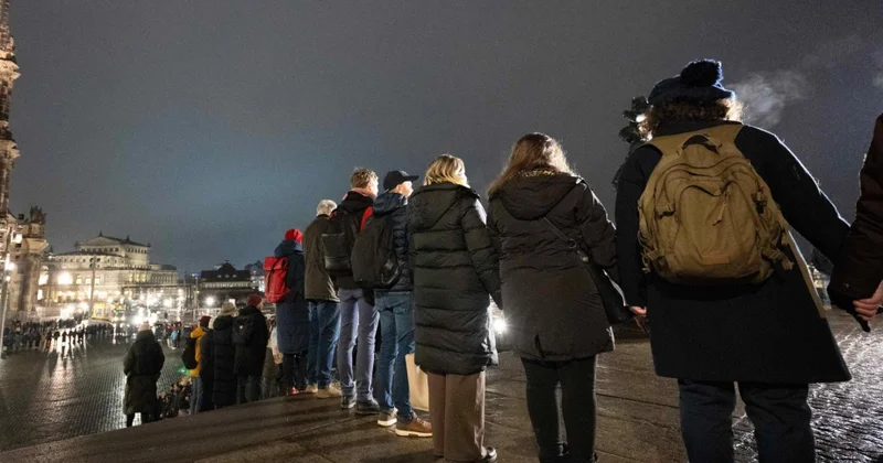 Dresden Gedenken: Tausende bilden Menschenkette