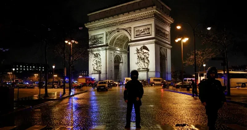 Parisdə polisə hücum etmiş şəxs xəstəxanada öldü