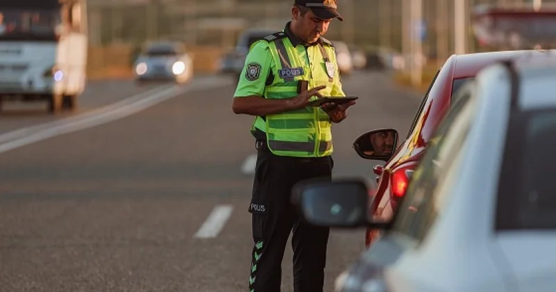 Bu, sürücülərin əsas vəzifəsidir Yol polisindən xəbərdarlıq