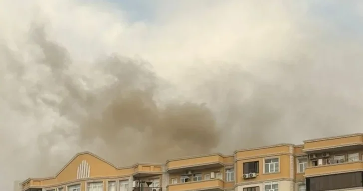 В Хырдалане начался пожар в жилом доме