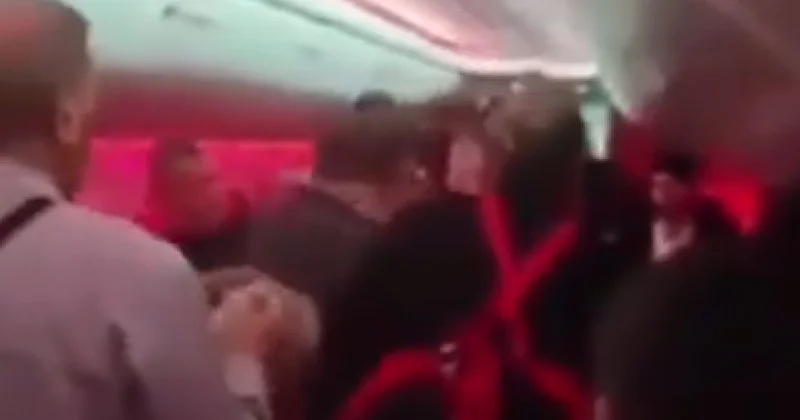 Самолет из Турции в Британию экстренно посадили из за пьяного пассажира видео
