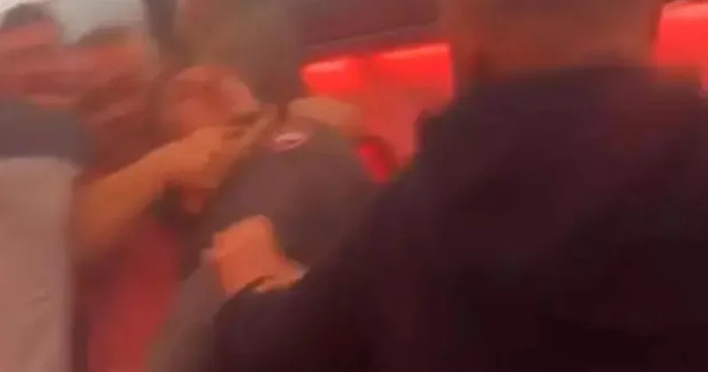 Təyyarədə yumruqlar işə düşdü, təcili eniş etdi Havada qorxulu anlar Video