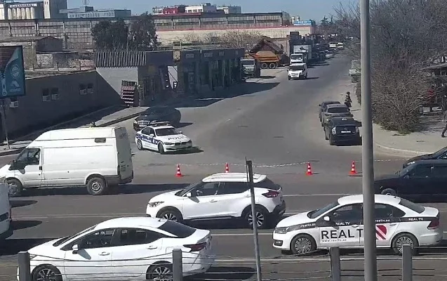 “Baksol yolu”nda yük maşını aşdı, hərəkət dayandı