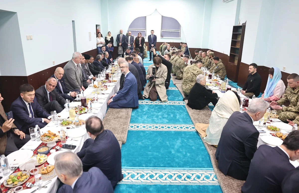 Zelenski türkiyəli nazirlərlə iftar açdı FOTO