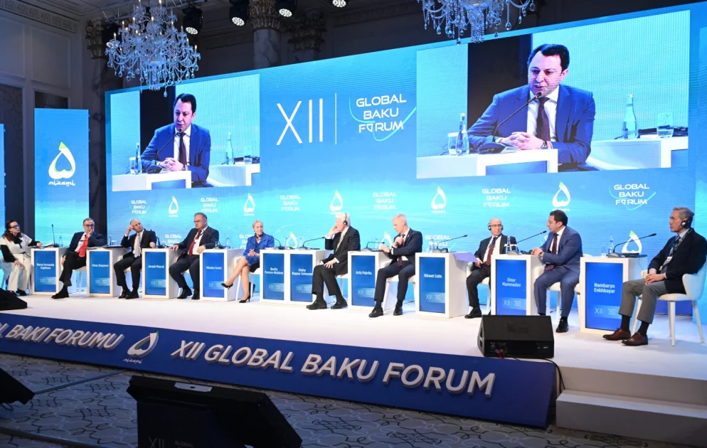 Qlobal Bakı Forumunda panel iclası “Yeni dünya düzənində orta güclər”