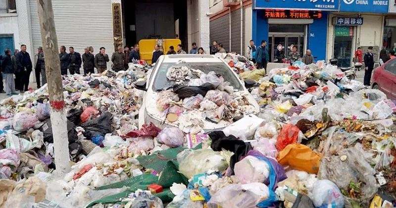 В Китае семья за сутки перебрала 10 тонн мусора в поисках выброшенного золота