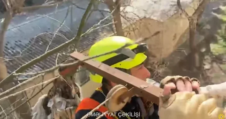 В Баку спасатели вызволили малолетних детей из запертой квартиры