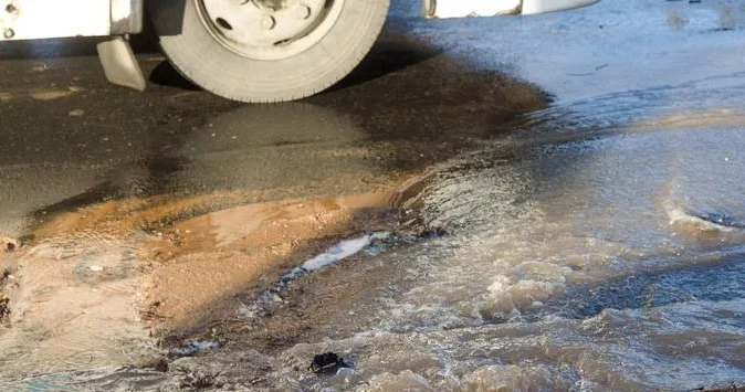 Прорыв водопроводной трубы в Баку затруднил движение транспорта