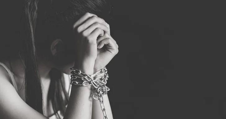 В Азербайджане ревнивый муж избежал наказания за приковывание жены к кровати благодаря амнистии