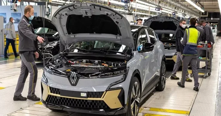 Renault 2400 nəfəri işdən çıxarır