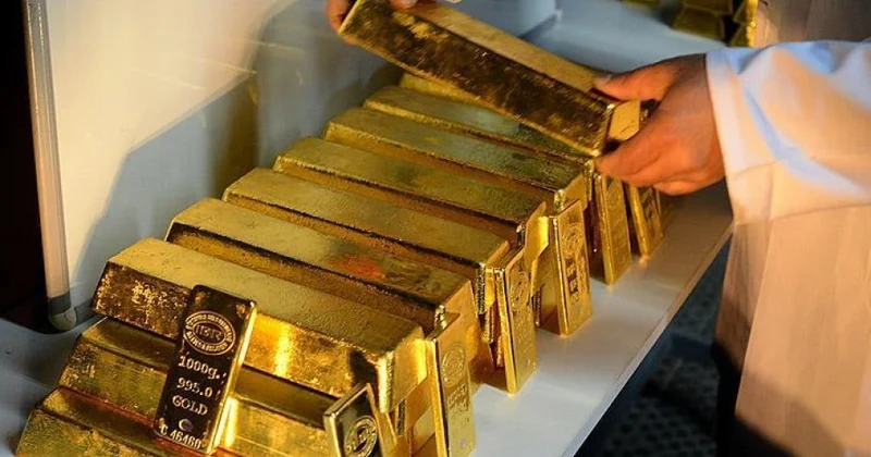 Золото подорожало на $16