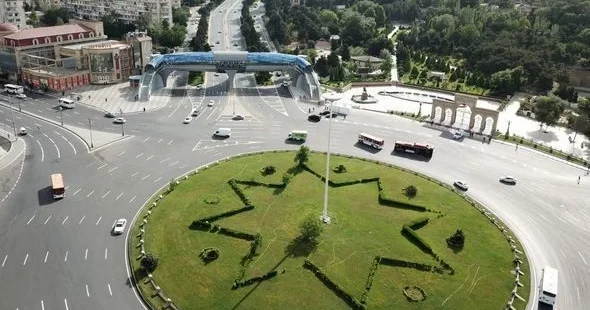 Сломанный лифт на Украинском круге в Баку вынуждает пешеходов выходить на проезжую часть