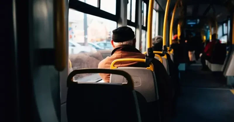 В Казахстане водитель автобуса выгнал пассажира за перекус