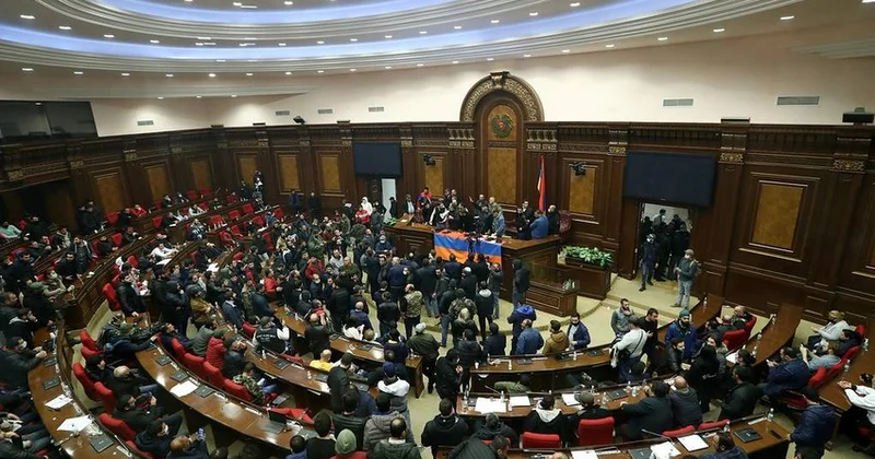 Anası, atası, onun üçün müqəddəs olan hər şey... Erməni parlamentində türk sözü rezonansı
