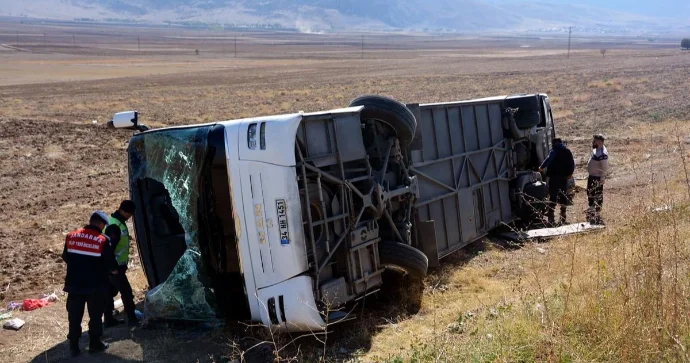 Altayda avtobus qəzaya uğradı 6 nəfər xəsarət aldı