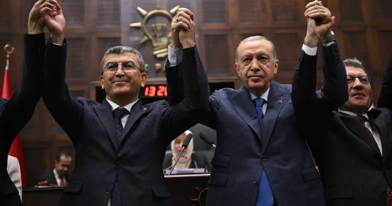 Deputat və 4 bələdiyyə sədri Ərdoğanın partiyasına keçdi FOTOLAR