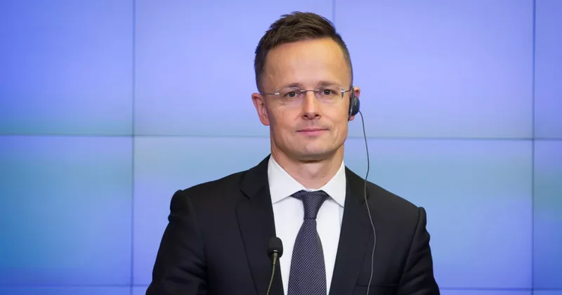 Глава МИД Венгрии: ЕК должна раскрыть детали переговоров фон дер Ляйен с Pfizer