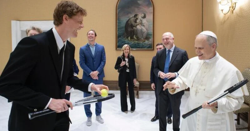 İtaliyalı tennisçi Yannik Sinner Papa XIV Leoya raketka hədiyyə edib