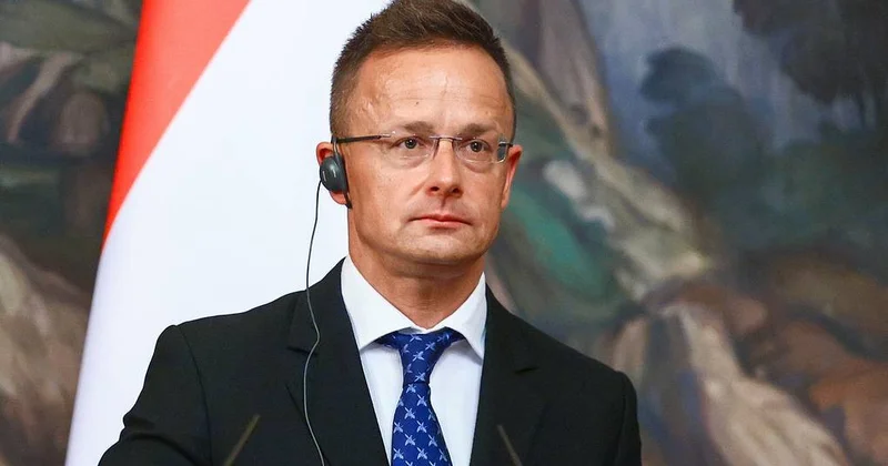 Siyarto Avropa Komissiyasından Ursula von der Leyenin Pfizer in rəhbəri ilə yazışmalarını ictimailəşdirməyi tələb edib