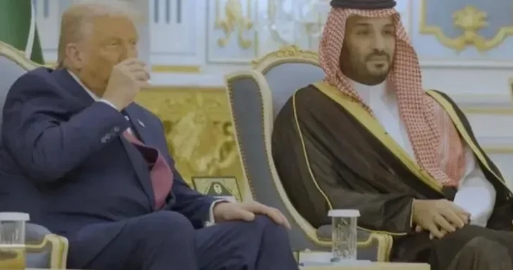В Саудовской Аравии с помощью ИИ Трампу приписали питье кофе на встрече с принцем
