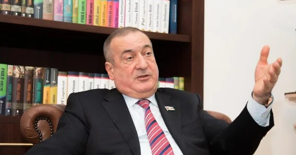 Eldar Quliyevdən SSRİ bayrağı qaldıran sədrlə bağlı AÇIQLAMA