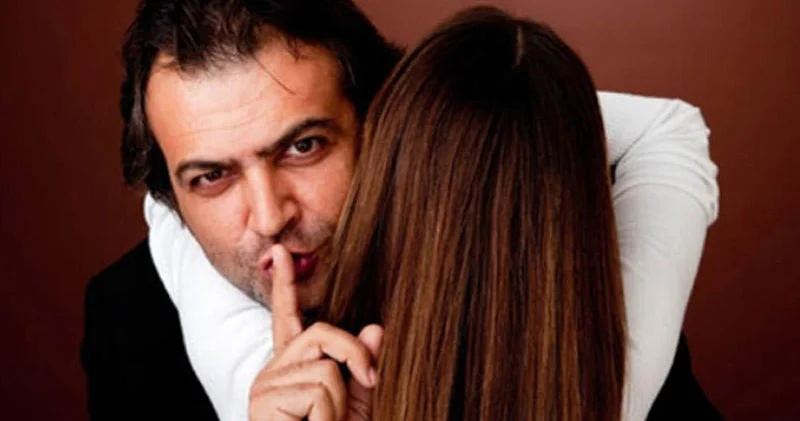 Birinin yalan danışdığını necə anlamaq olar? Bu 4 cümlə bəs edir